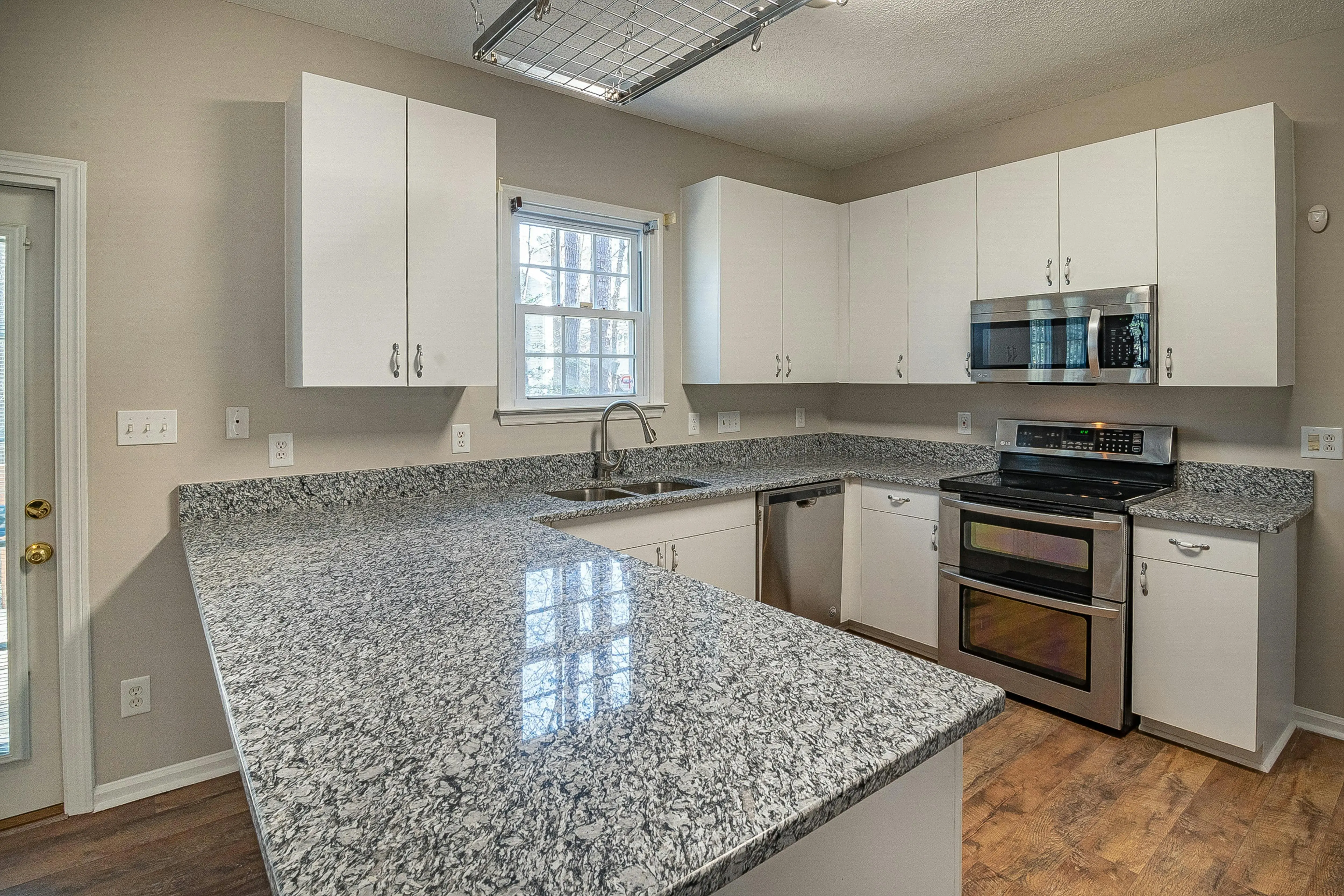 Quartz slabs and countertops in US